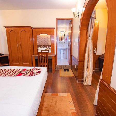 Hotel Crystal Palace Pokhara Esterno foto