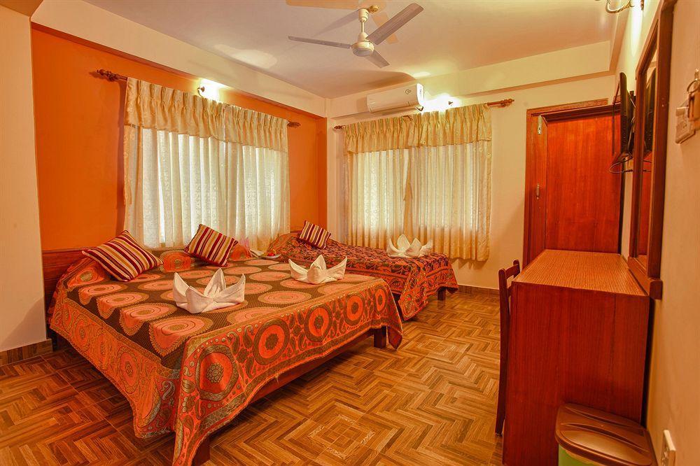 Hotel Crystal Palace Pokhara Esterno foto