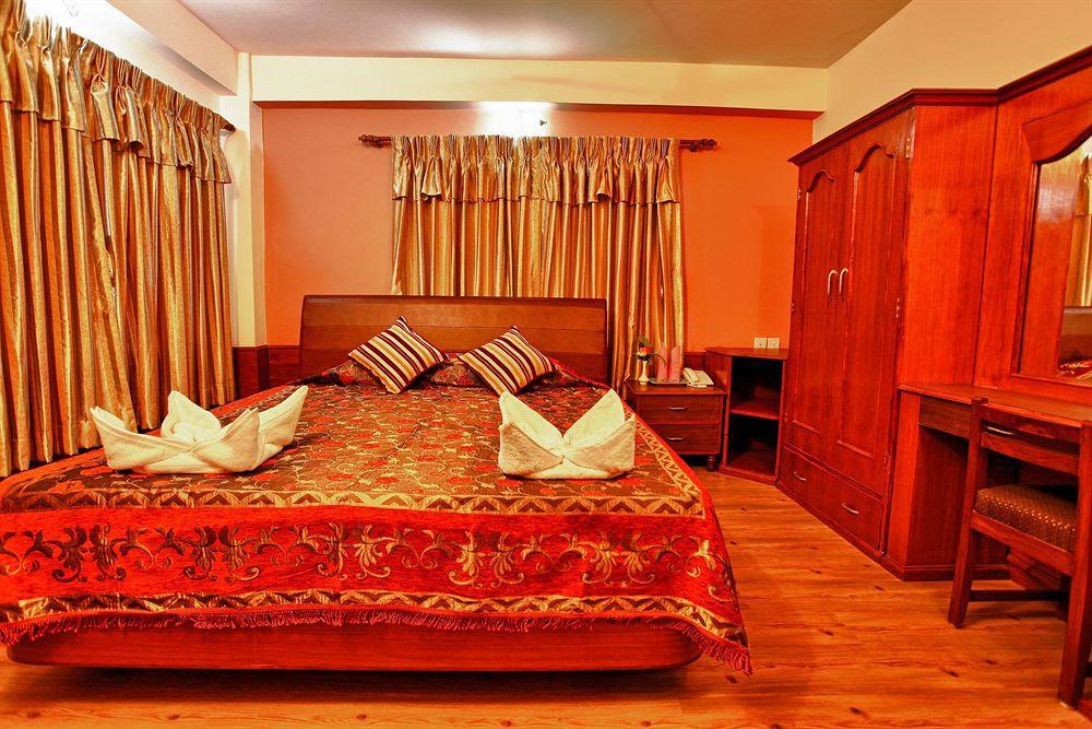 Hotel Crystal Palace Pokhara Esterno foto