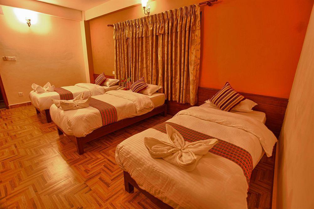 Hotel Crystal Palace Pokhara Esterno foto
