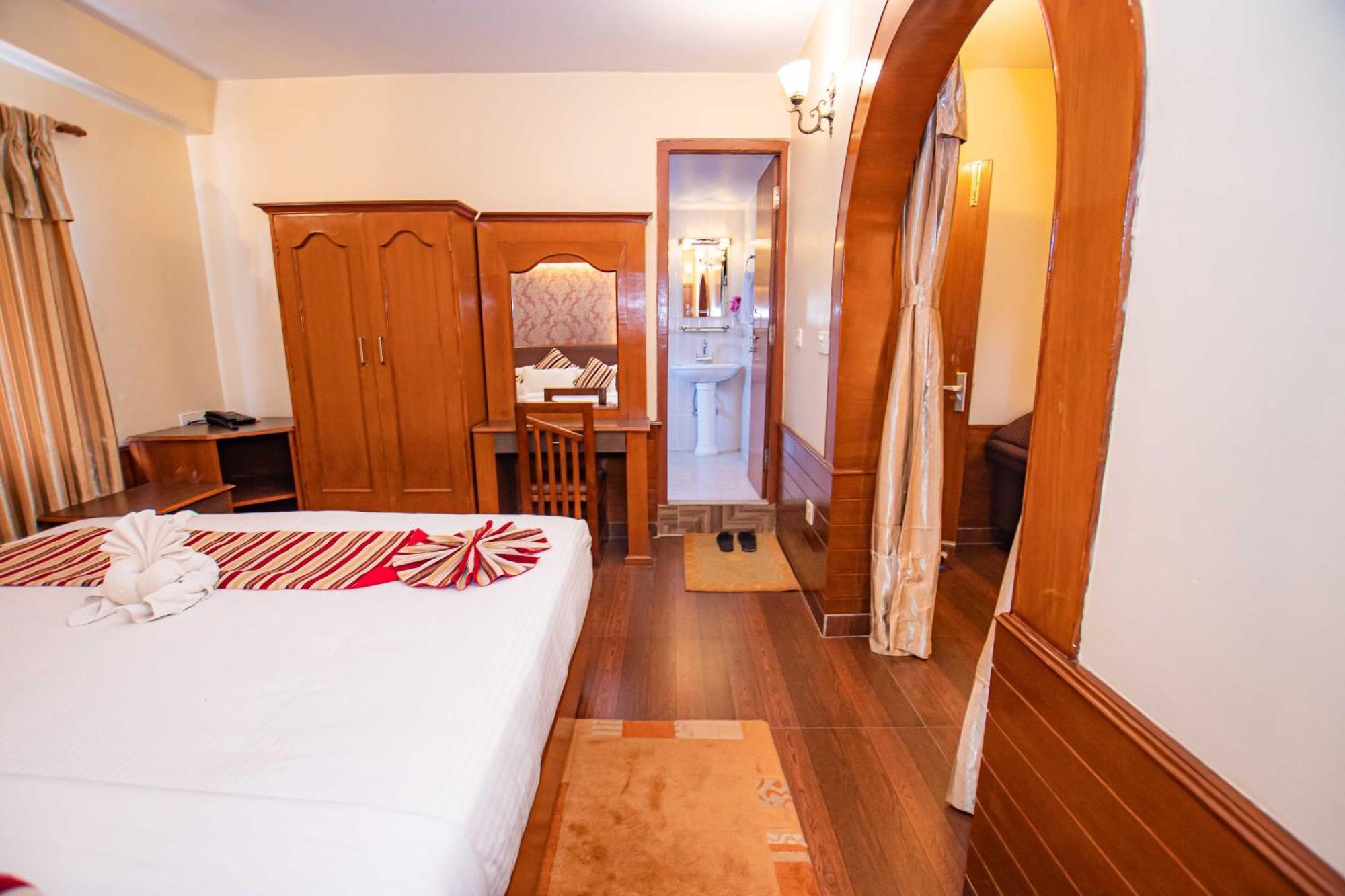 Hotel Crystal Palace Pokhara Esterno foto