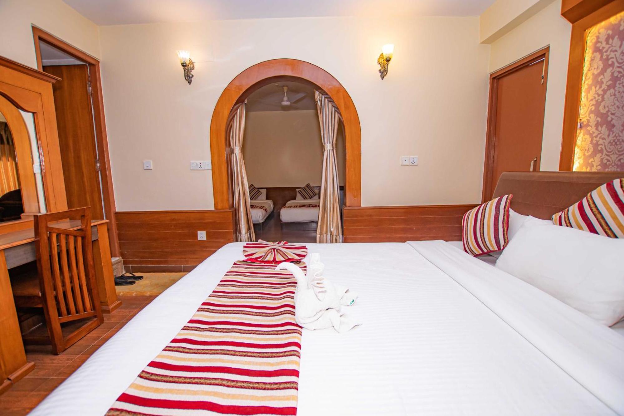 Hotel Crystal Palace Pokhara Esterno foto