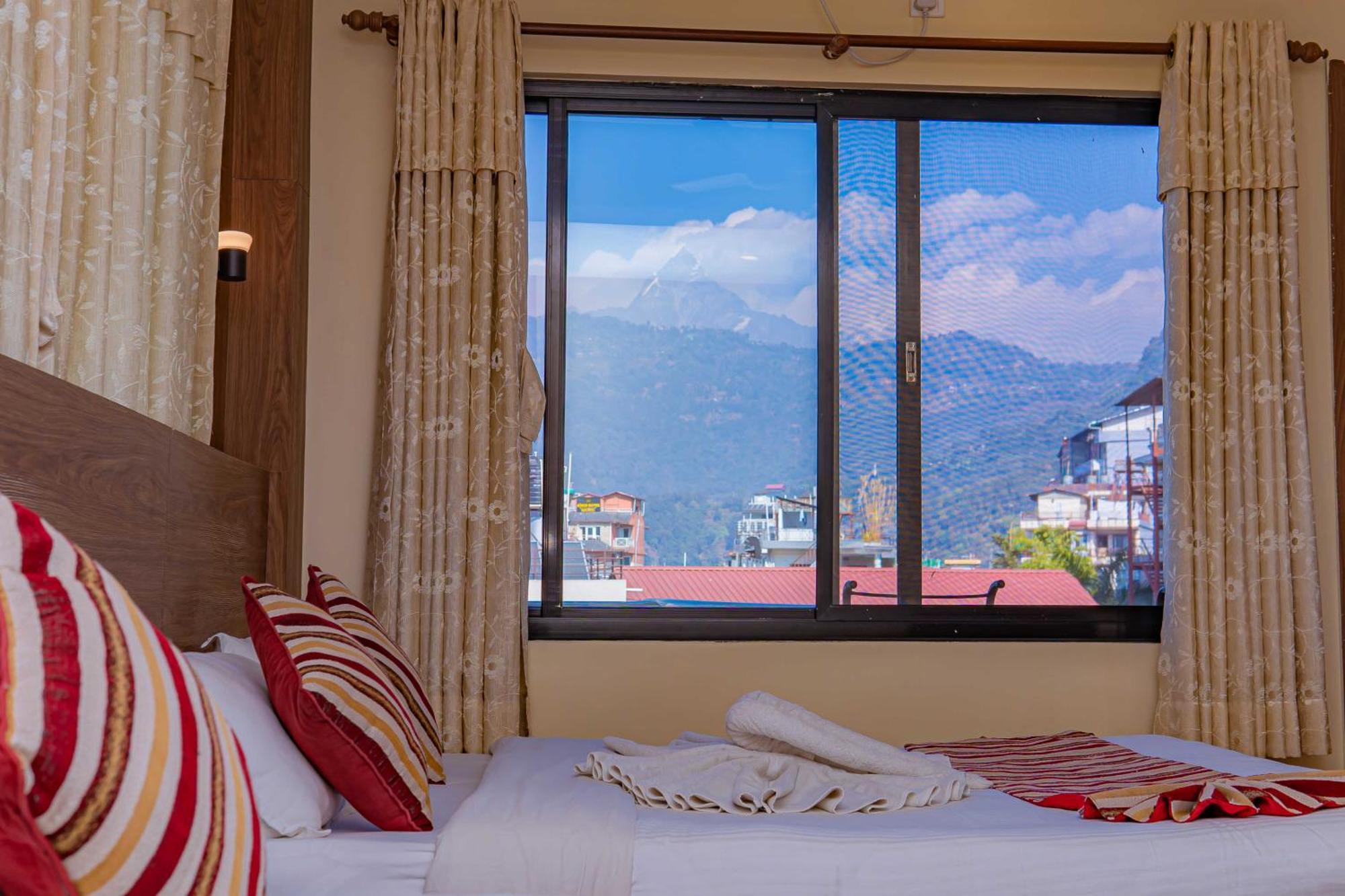 Hotel Crystal Palace Pokhara Esterno foto