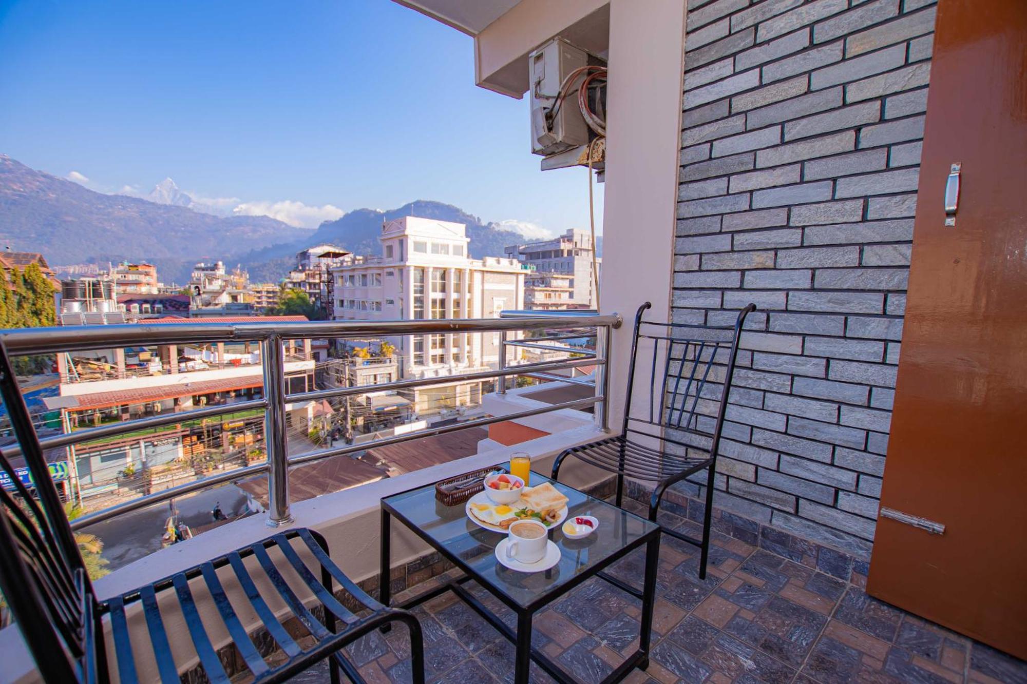 Hotel Crystal Palace Pokhara Esterno foto