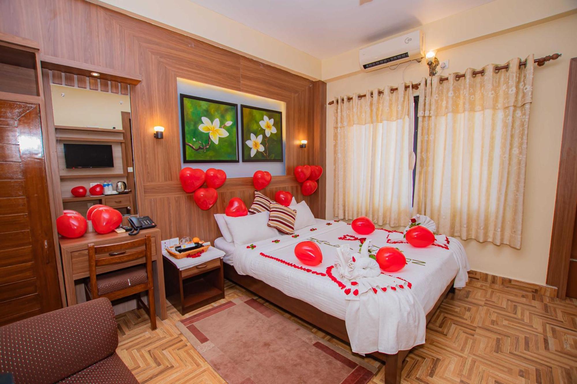 Hotel Crystal Palace Pokhara Esterno foto