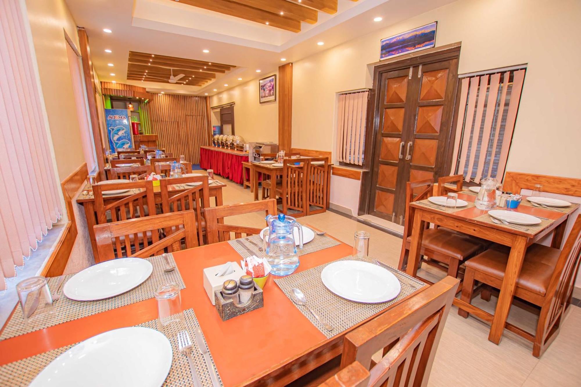 Hotel Crystal Palace Pokhara Esterno foto