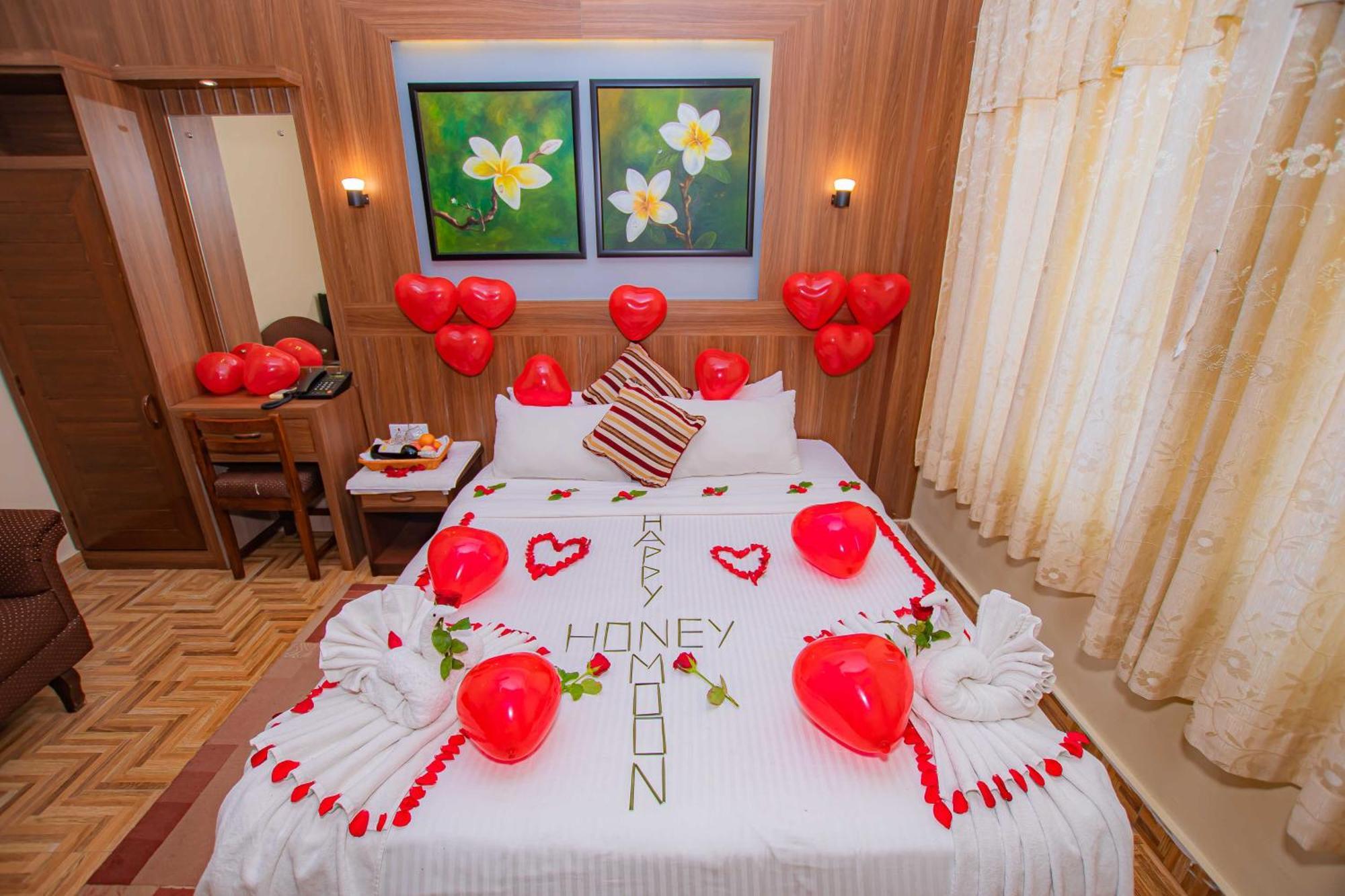 Hotel Crystal Palace Pokhara Esterno foto