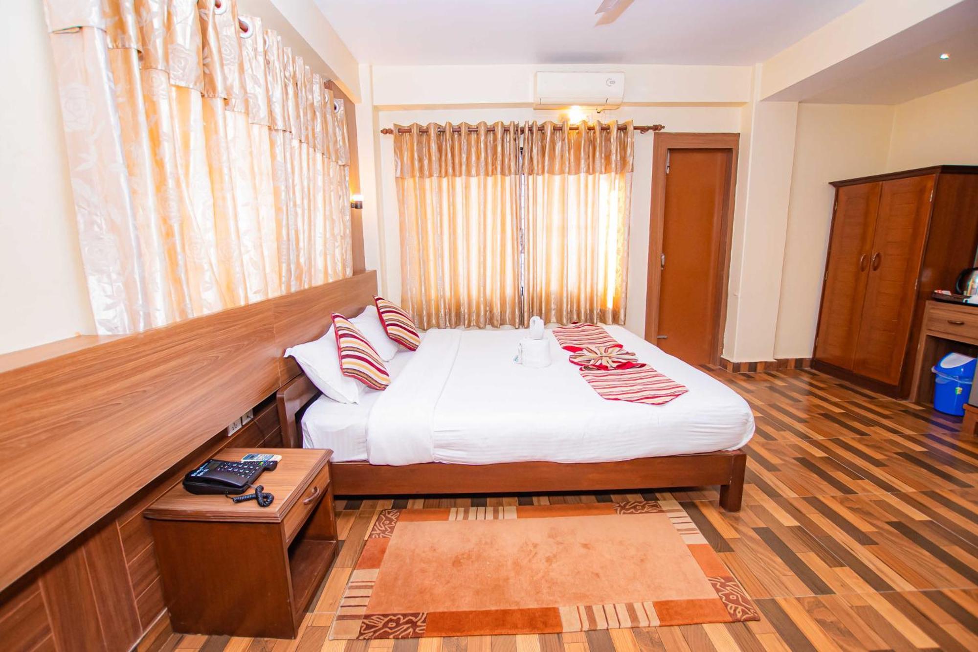 Hotel Crystal Palace Pokhara Esterno foto