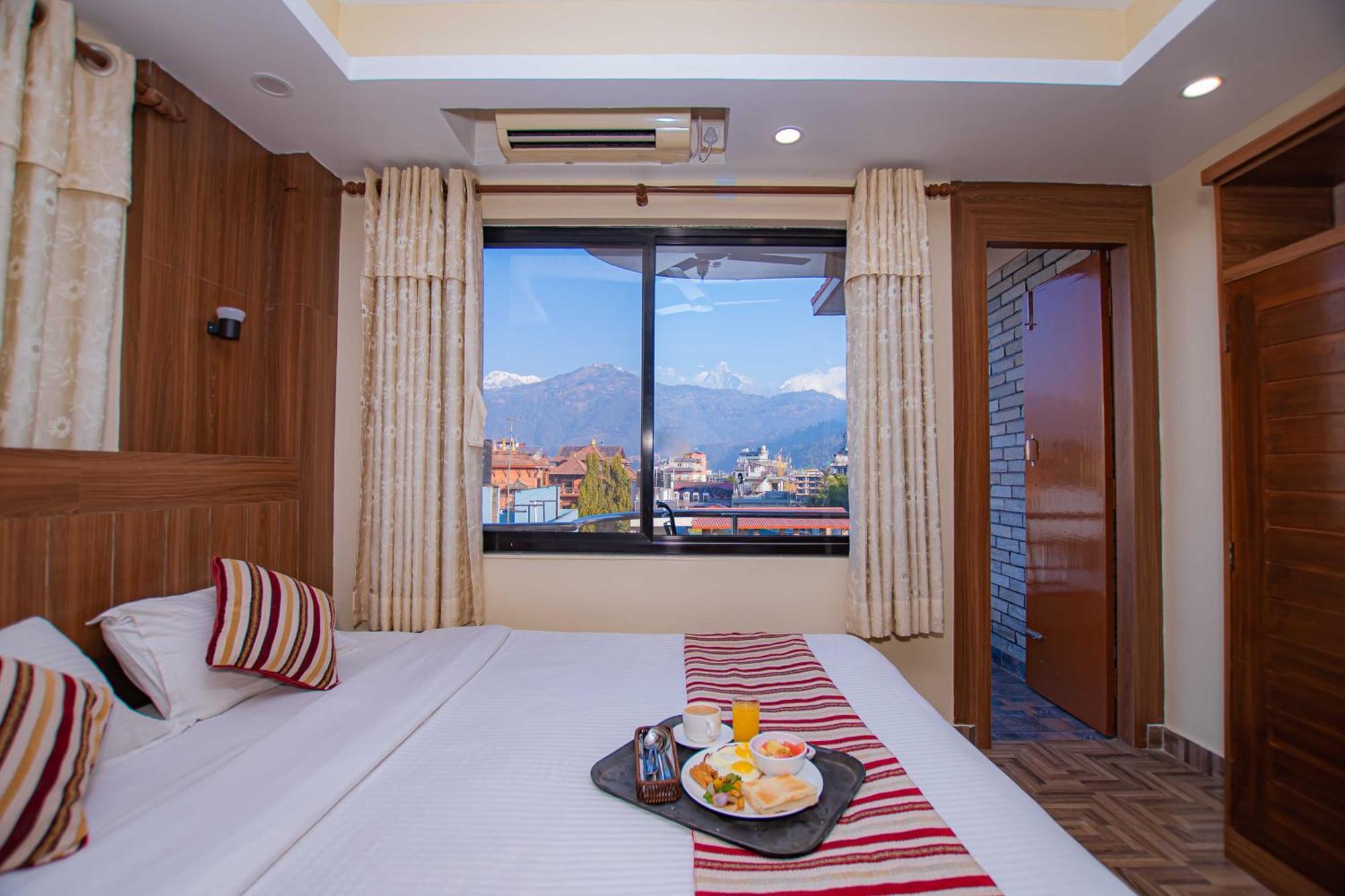 Hotel Crystal Palace Pokhara Esterno foto