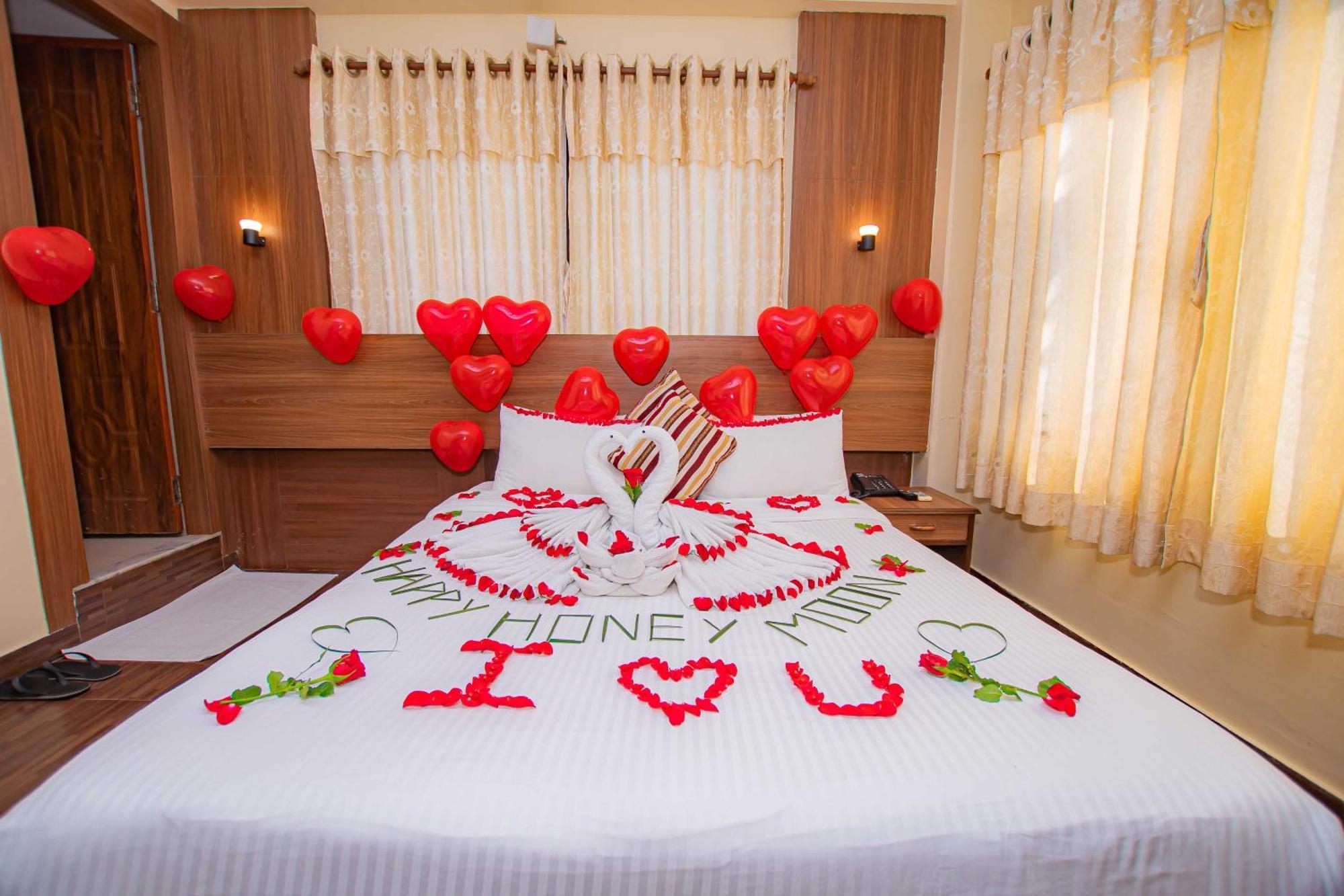 Hotel Crystal Palace Pokhara Esterno foto
