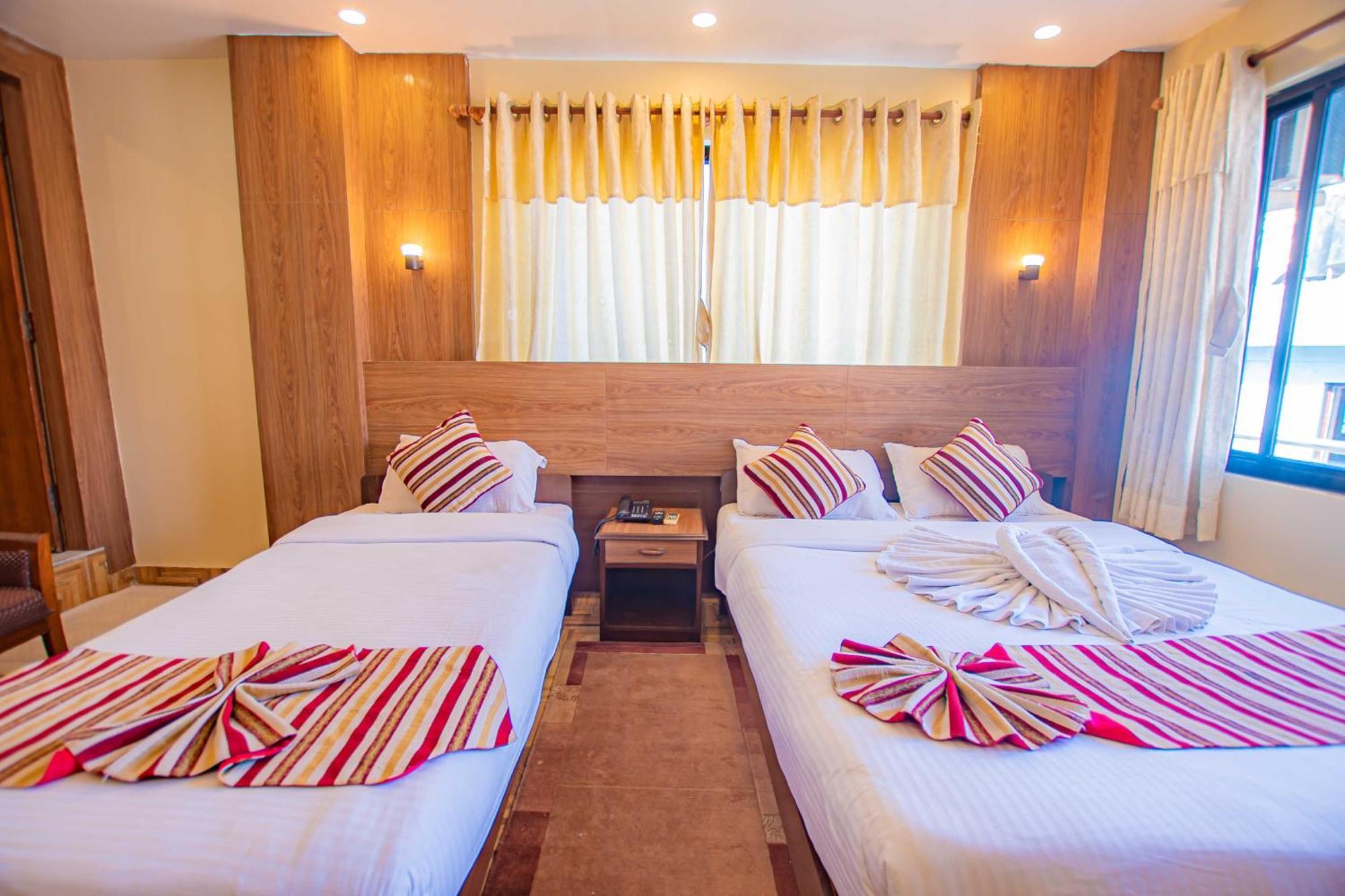 Hotel Crystal Palace Pokhara Esterno foto
