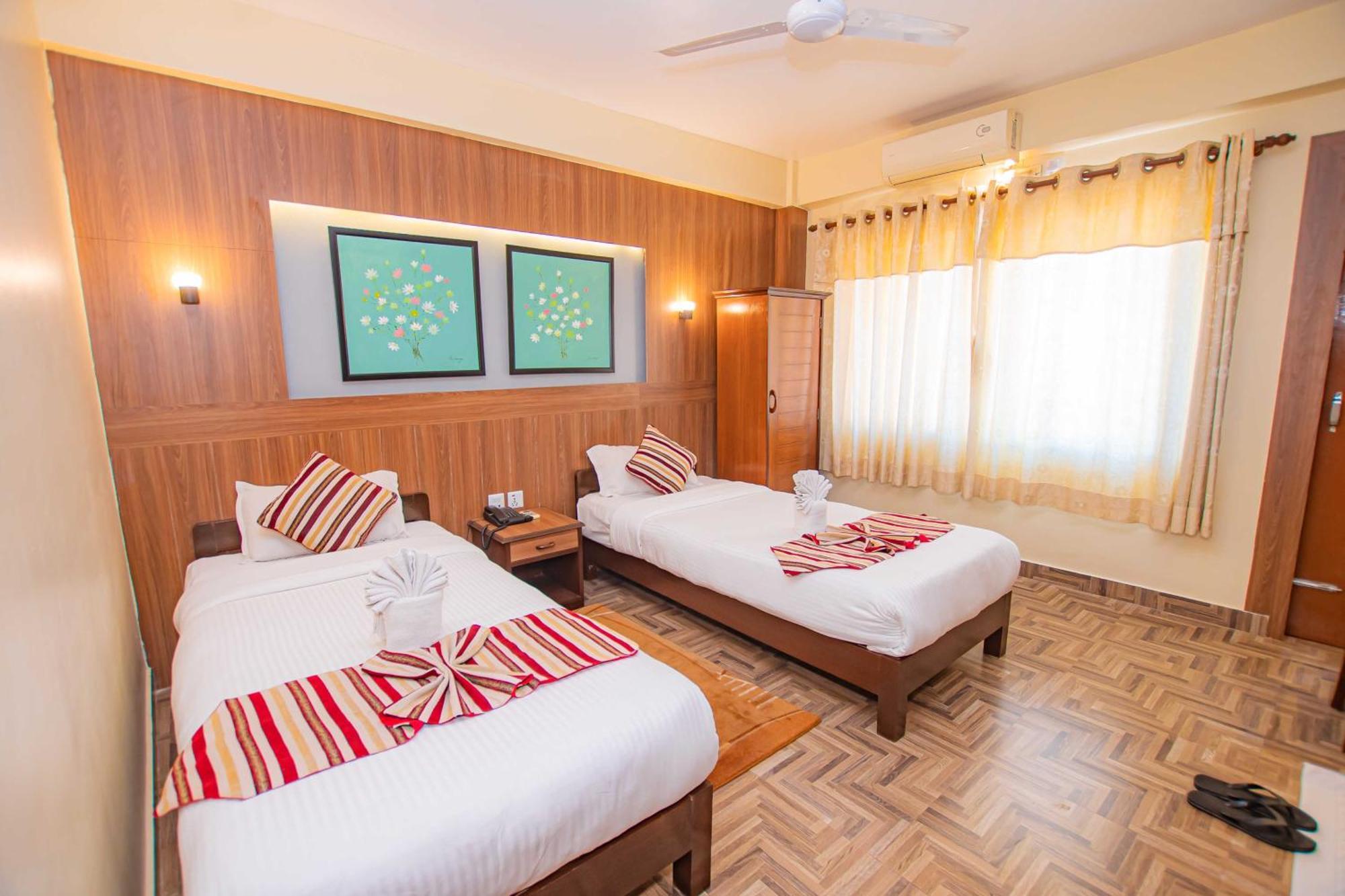 Hotel Crystal Palace Pokhara Esterno foto