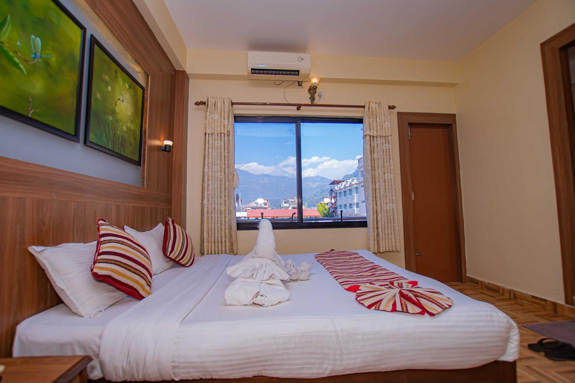 Hotel Crystal Palace Pokhara Esterno foto
