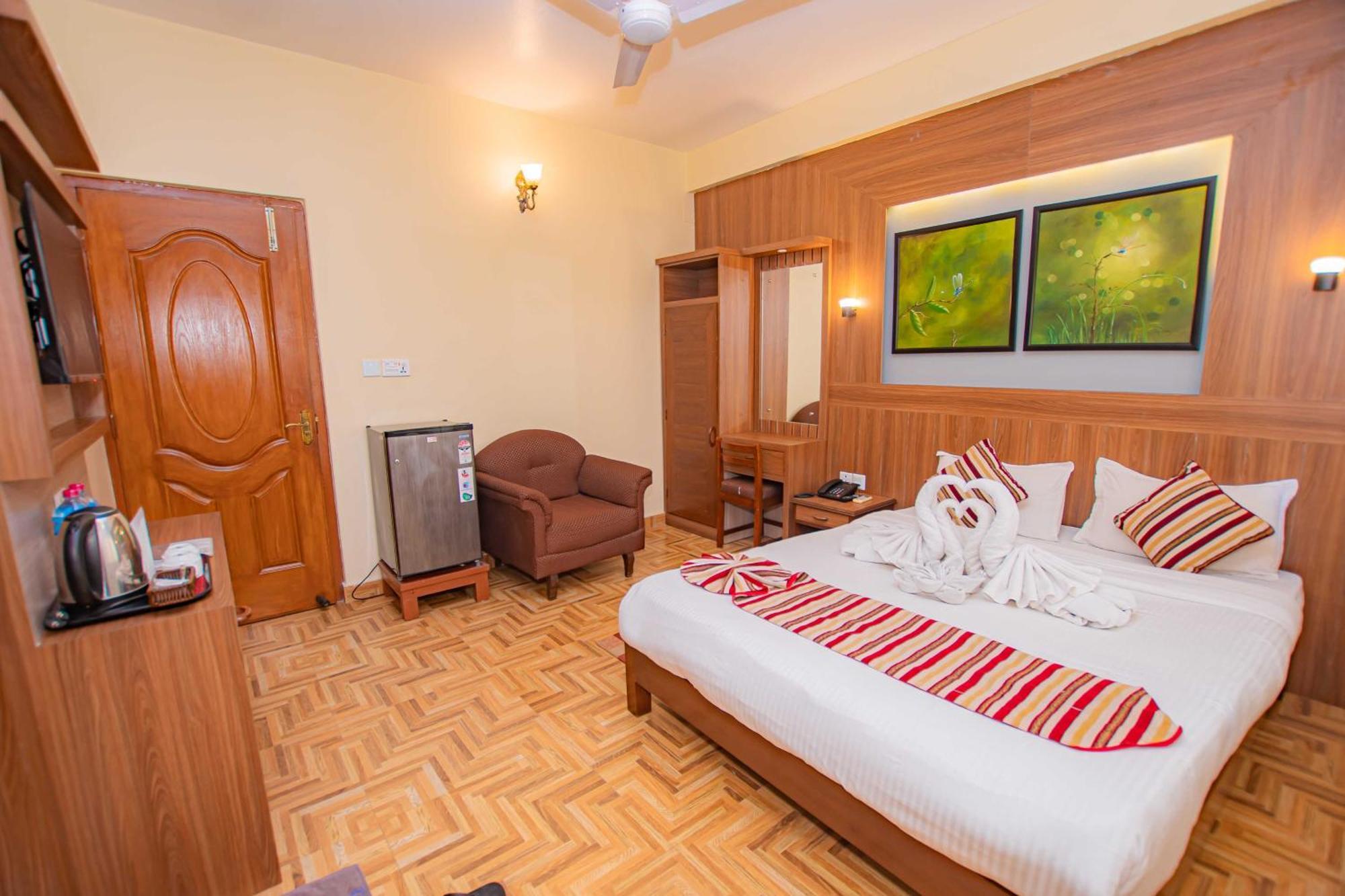 Hotel Crystal Palace Pokhara Esterno foto