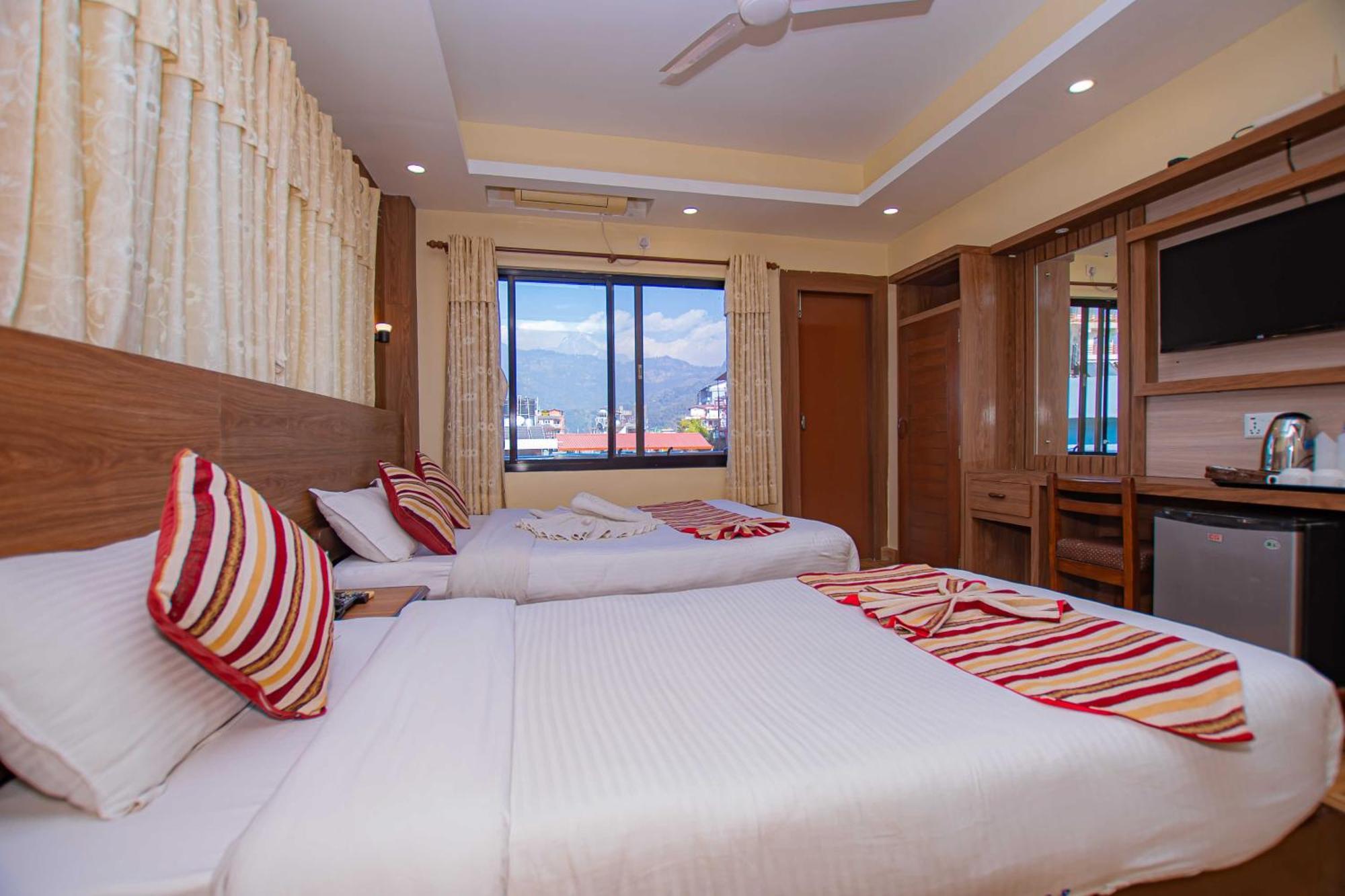 Hotel Crystal Palace Pokhara Esterno foto