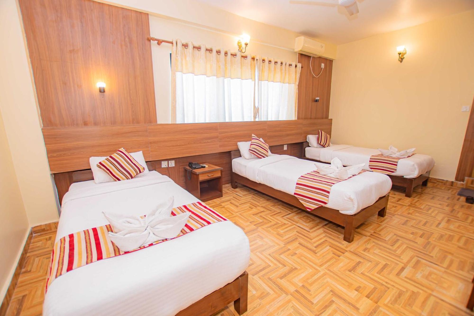 Hotel Crystal Palace Pokhara Esterno foto