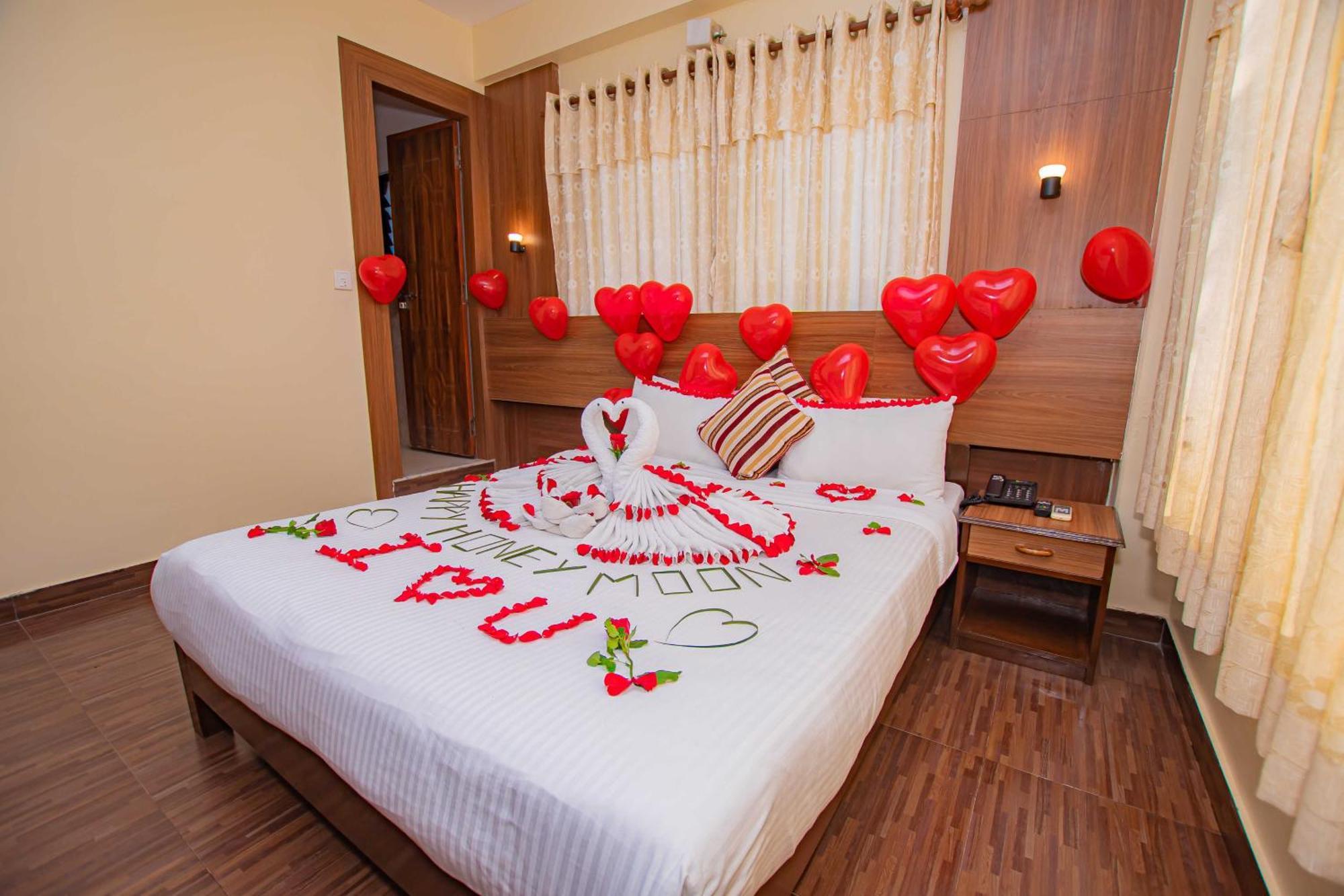 Hotel Crystal Palace Pokhara Esterno foto