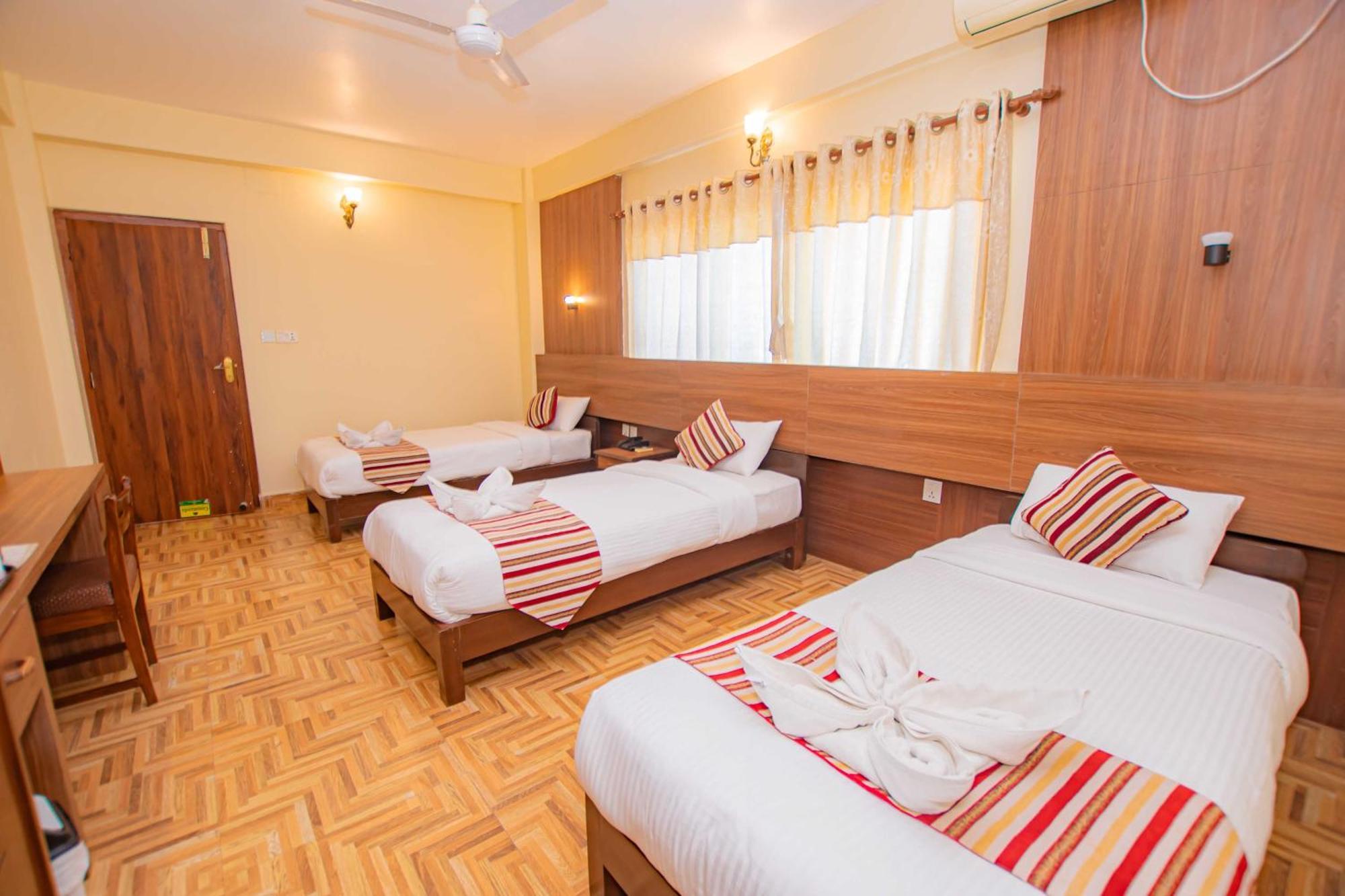 Hotel Crystal Palace Pokhara Esterno foto