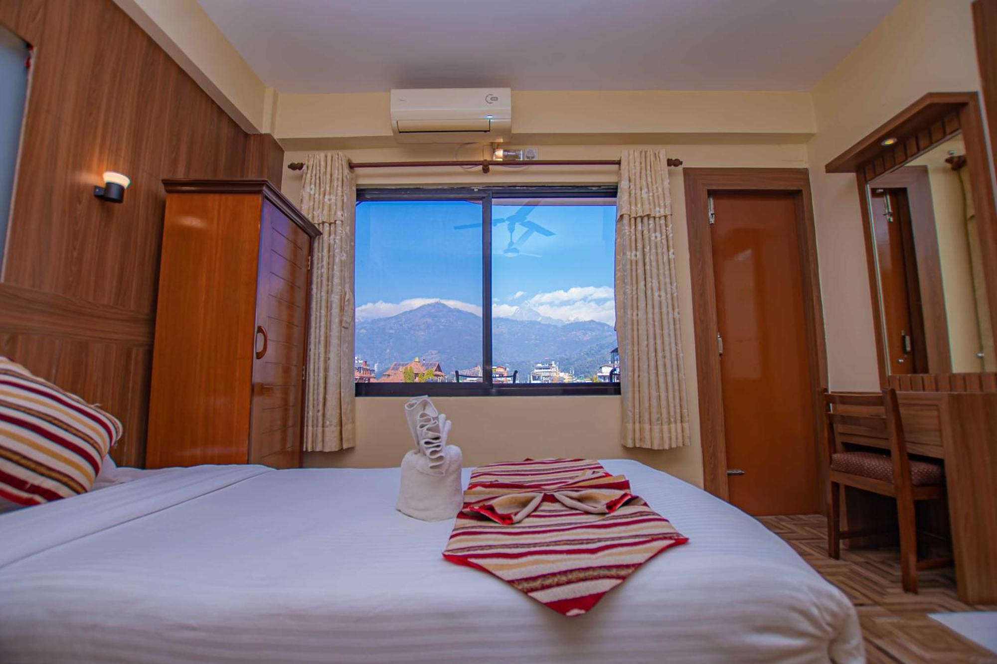Hotel Crystal Palace Pokhara Esterno foto
