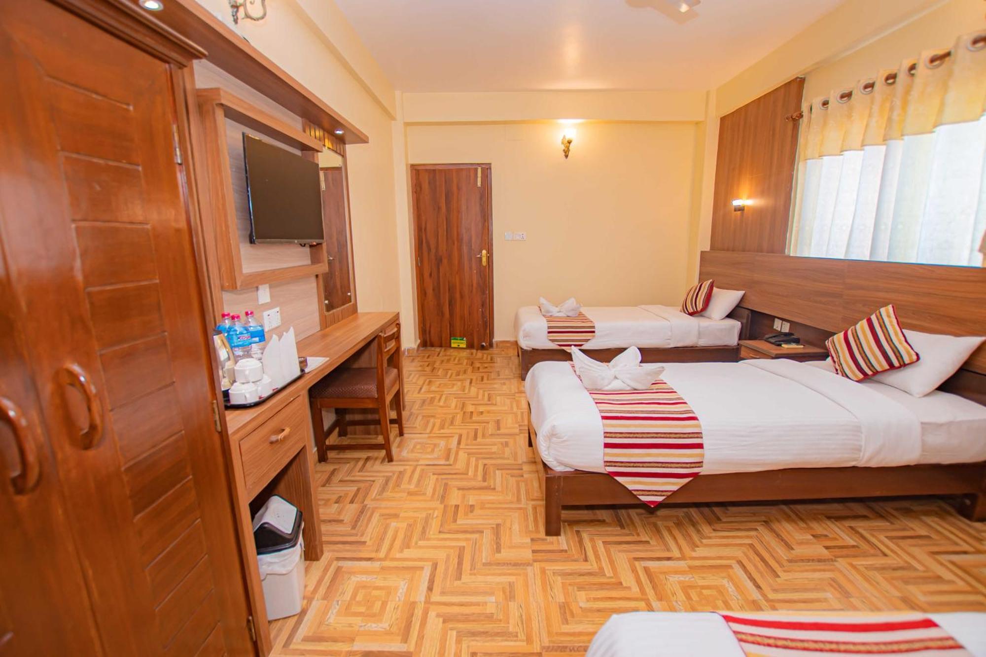 Hotel Crystal Palace Pokhara Esterno foto