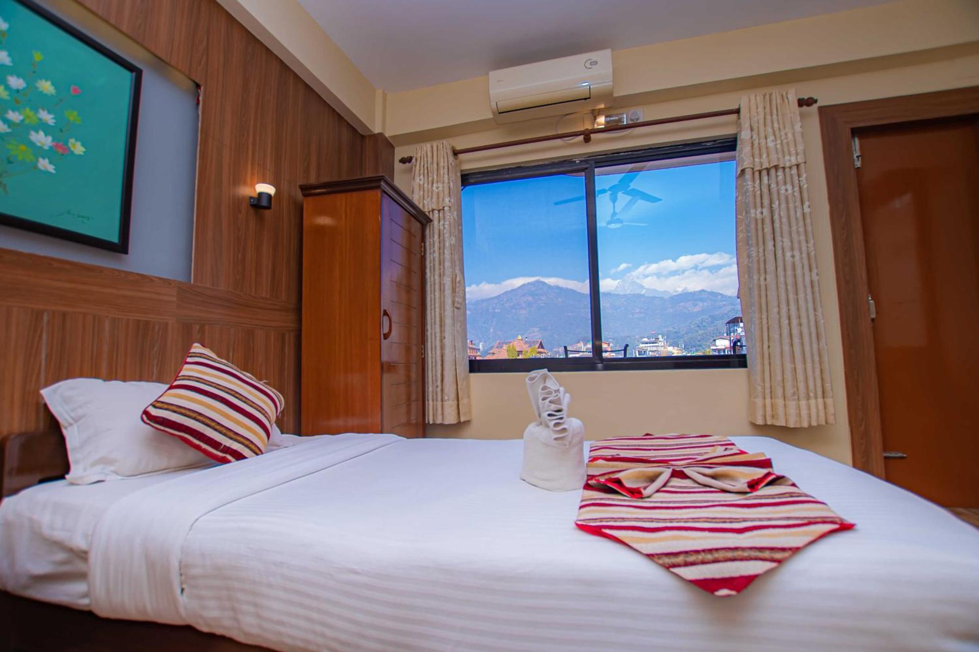 Hotel Crystal Palace Pokhara Esterno foto