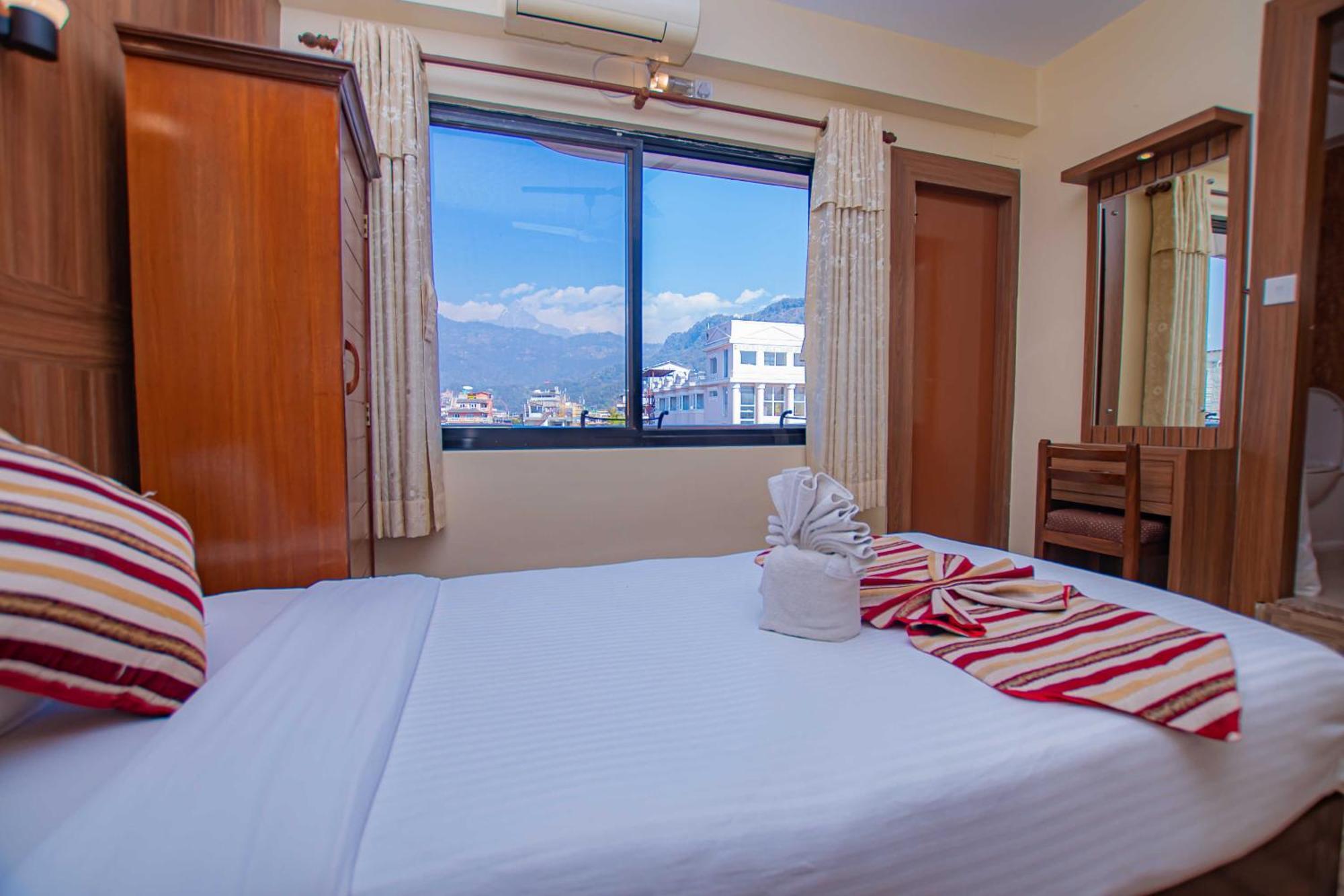 Hotel Crystal Palace Pokhara Esterno foto
