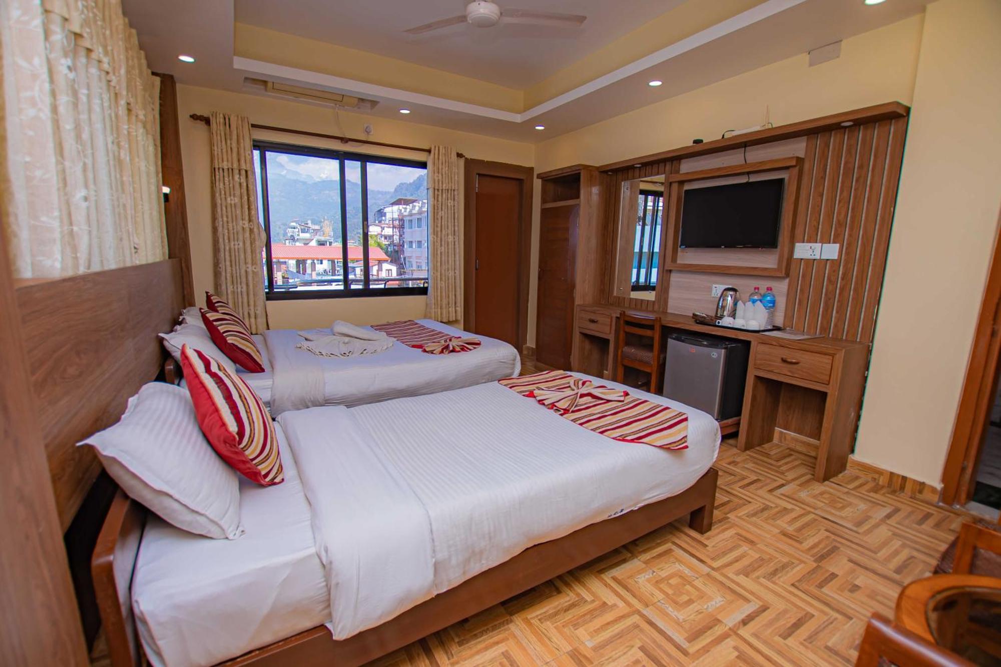 Hotel Crystal Palace Pokhara Esterno foto