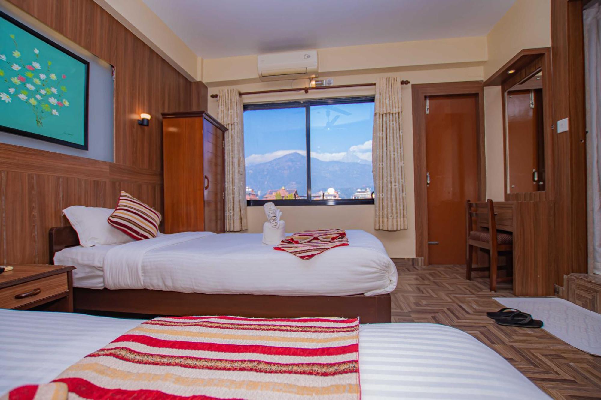 Hotel Crystal Palace Pokhara Esterno foto
