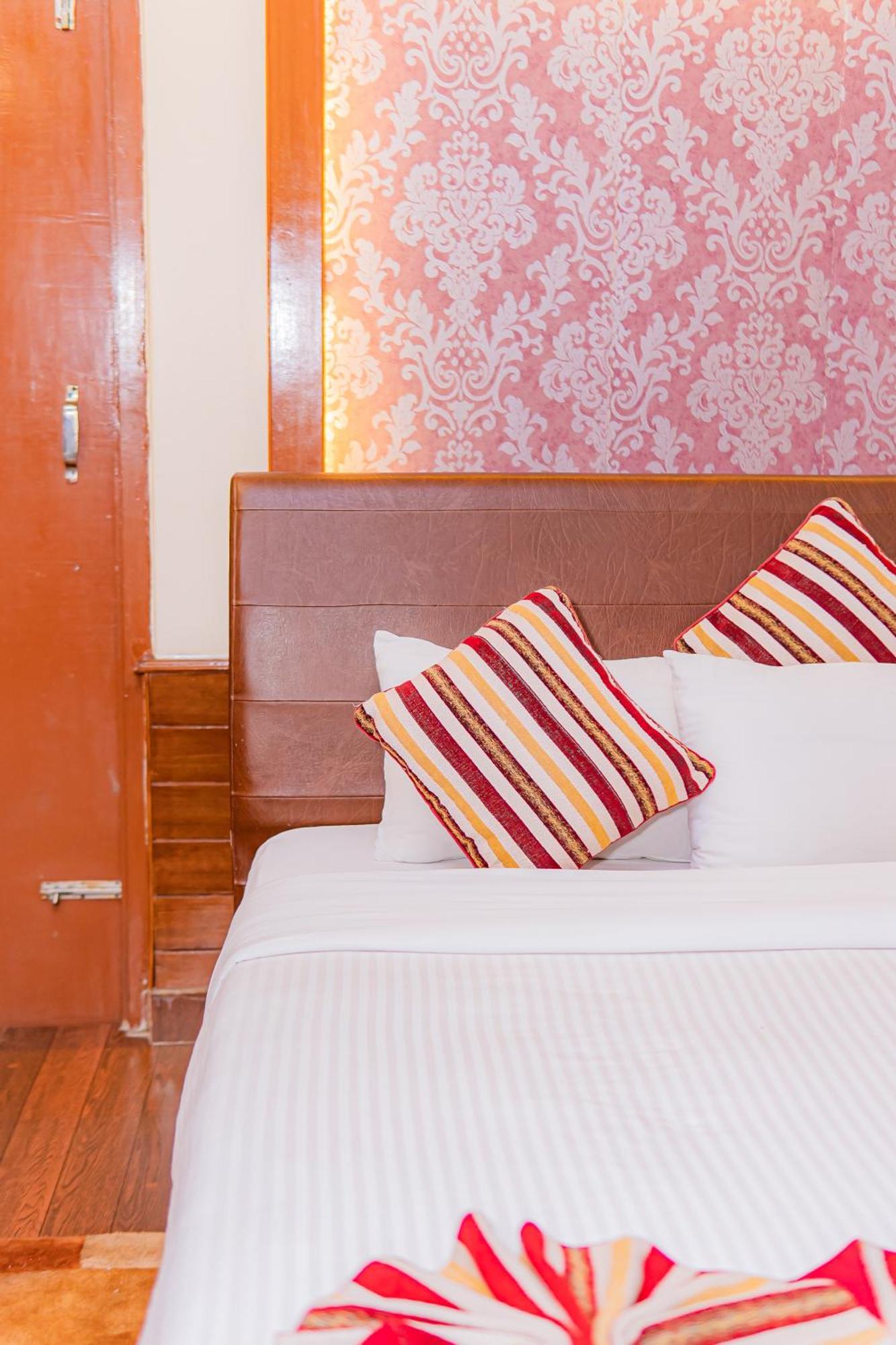 Hotel Crystal Palace Pokhara Esterno foto