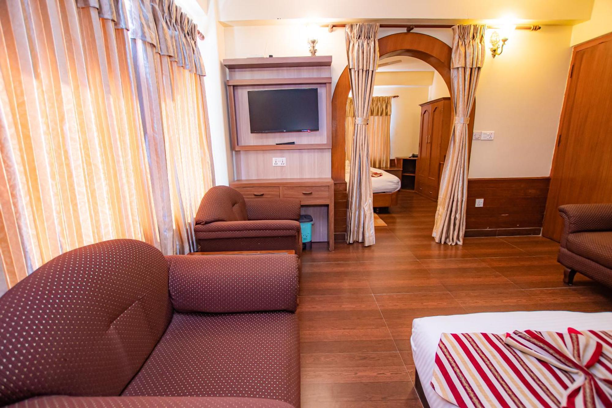 Hotel Crystal Palace Pokhara Esterno foto