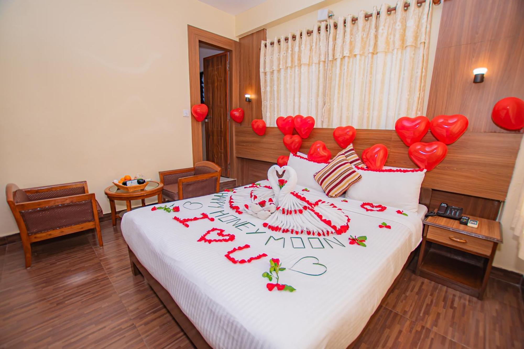 Hotel Crystal Palace Pokhara Esterno foto
