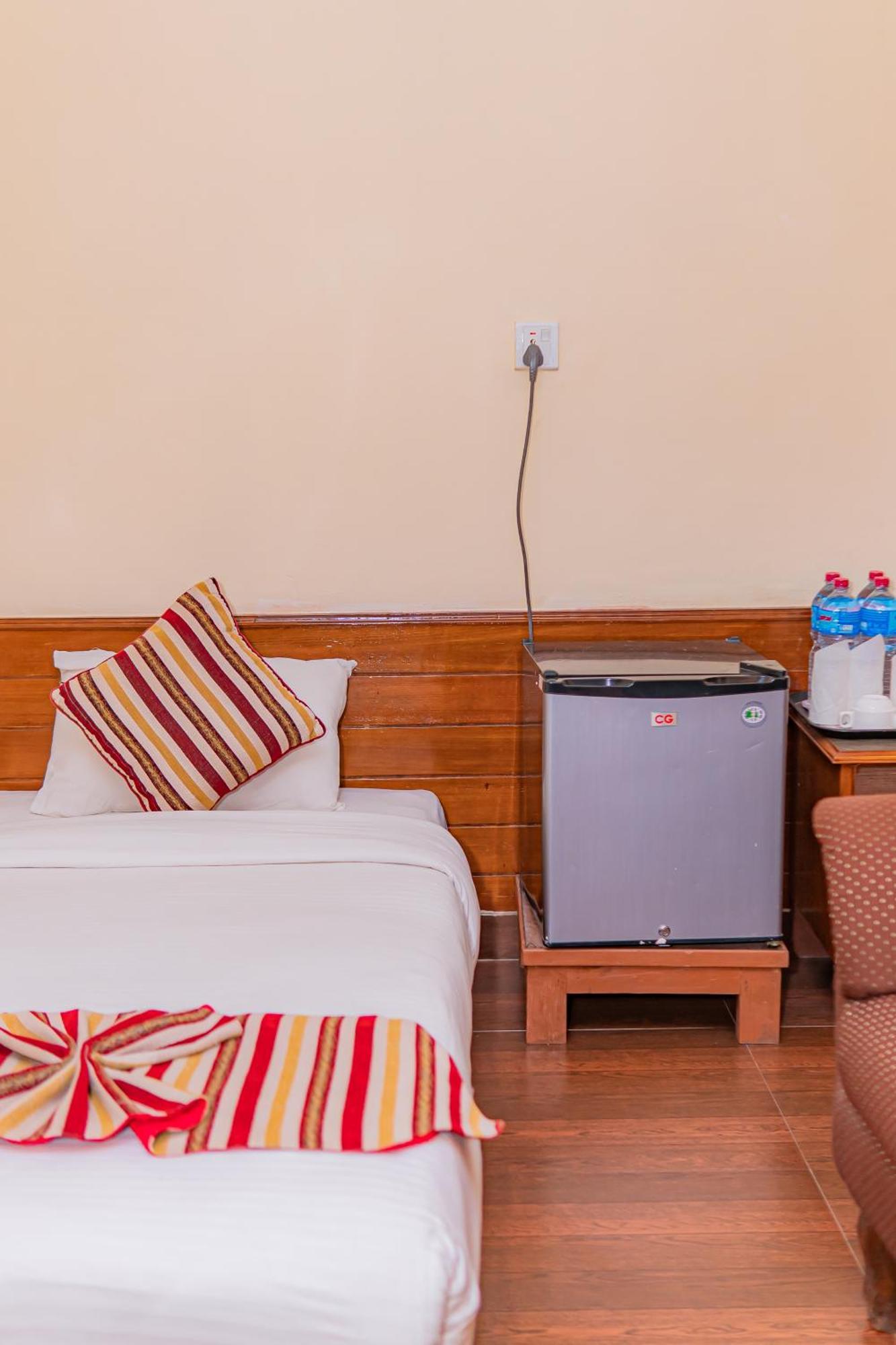 Hotel Crystal Palace Pokhara Esterno foto