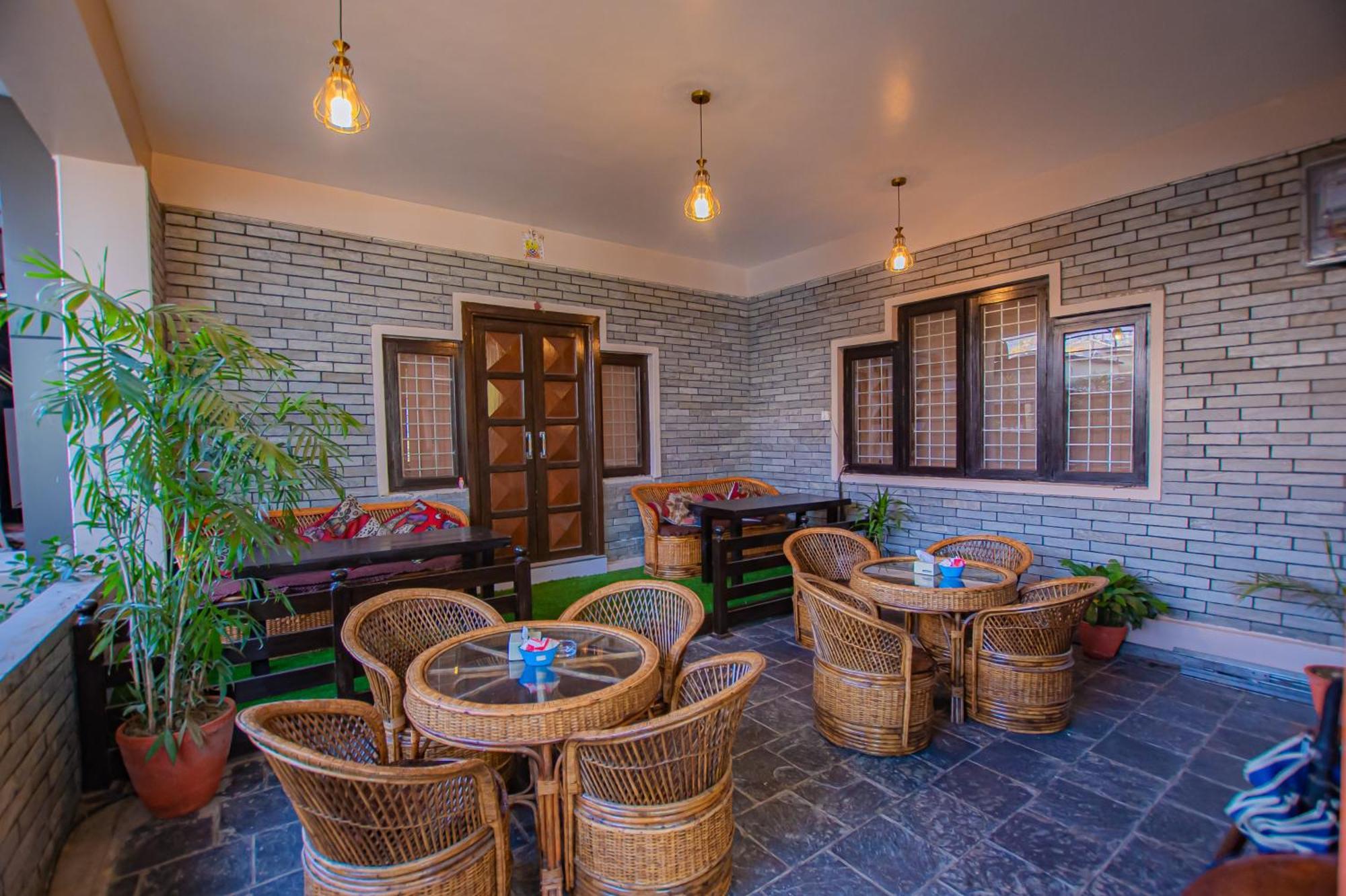 Hotel Crystal Palace Pokhara Esterno foto
