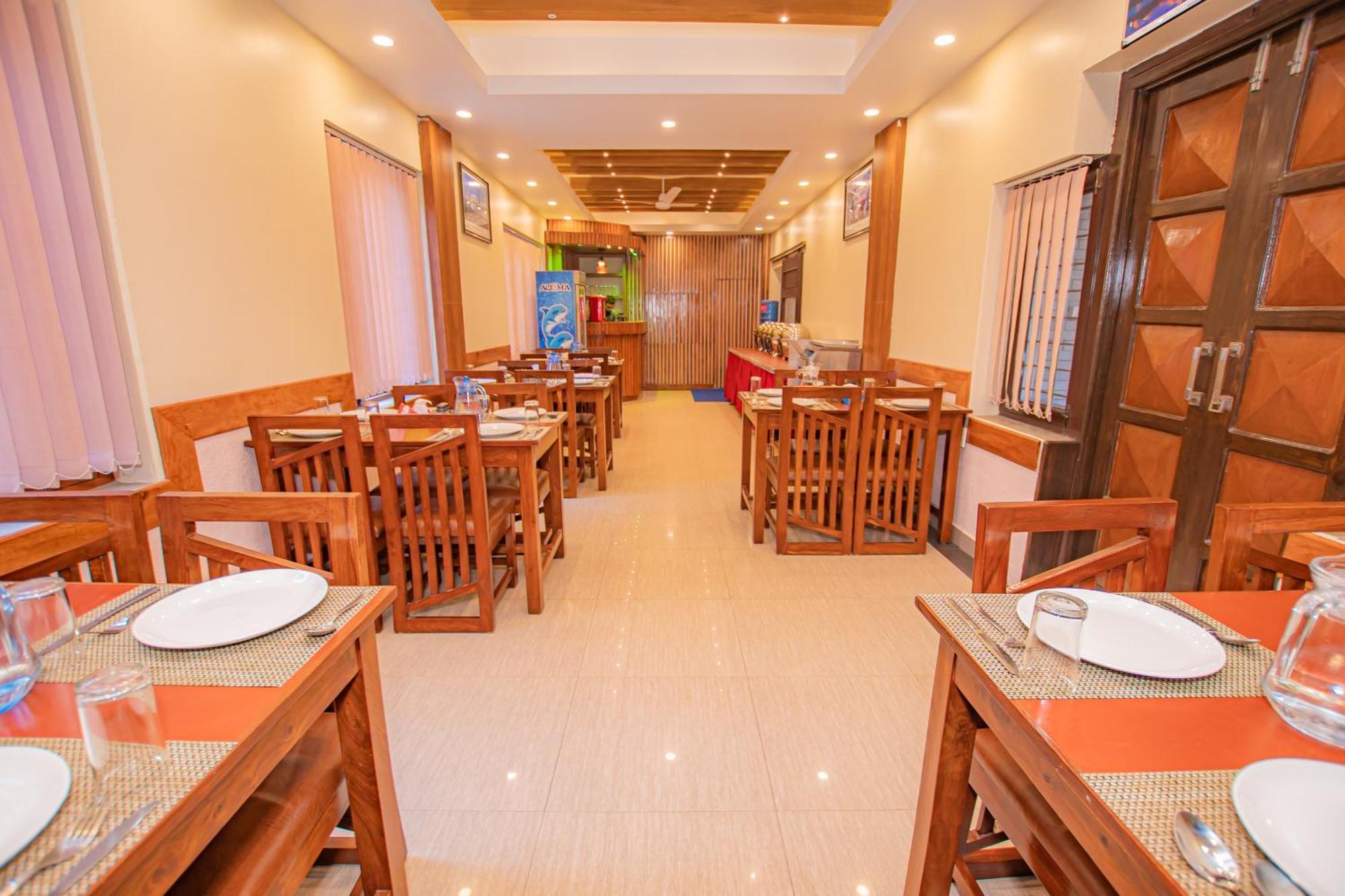 Hotel Crystal Palace Pokhara Esterno foto