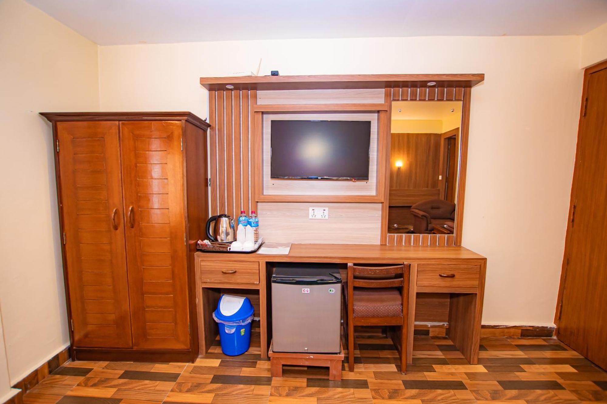 Hotel Crystal Palace Pokhara Esterno foto