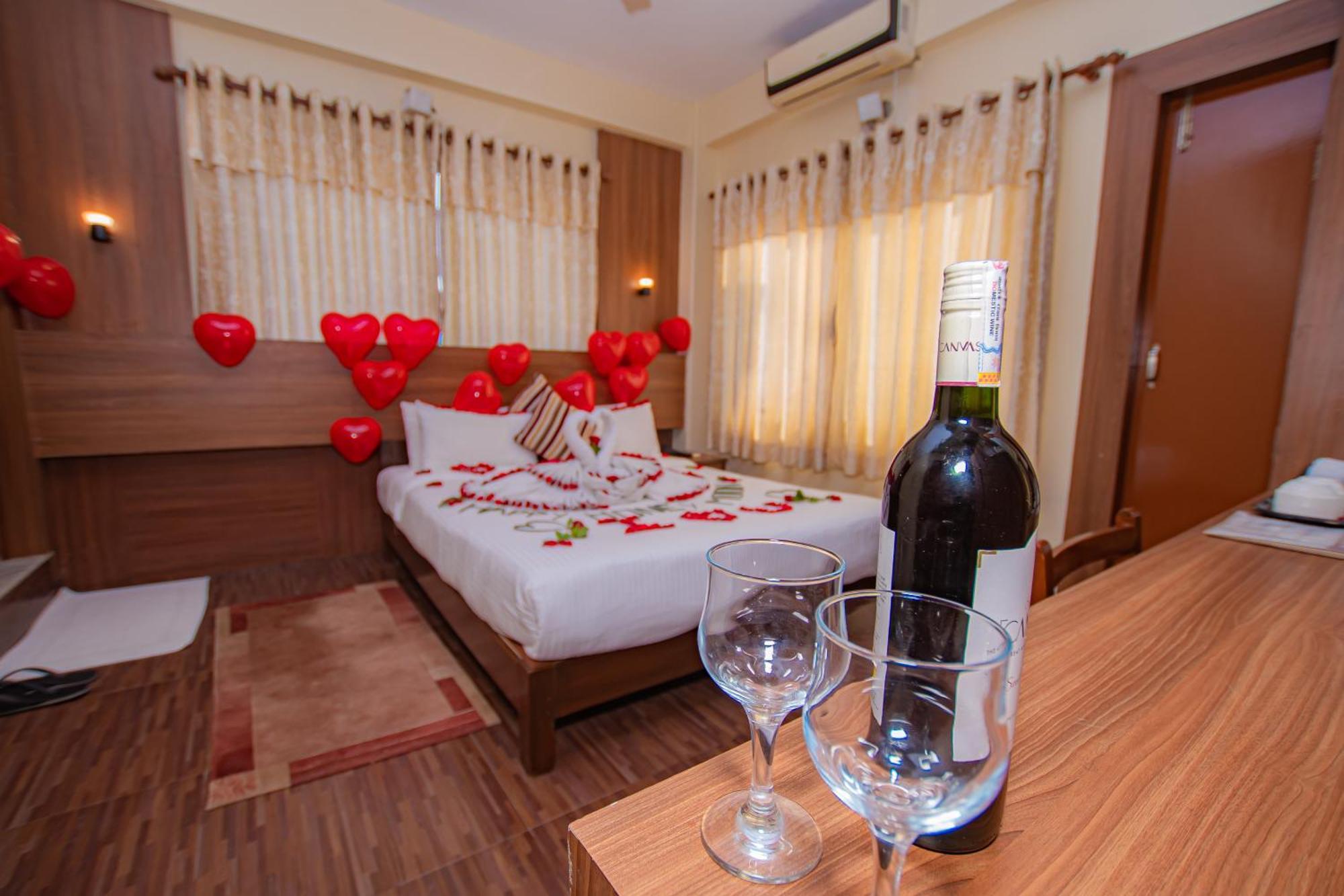 Hotel Crystal Palace Pokhara Esterno foto