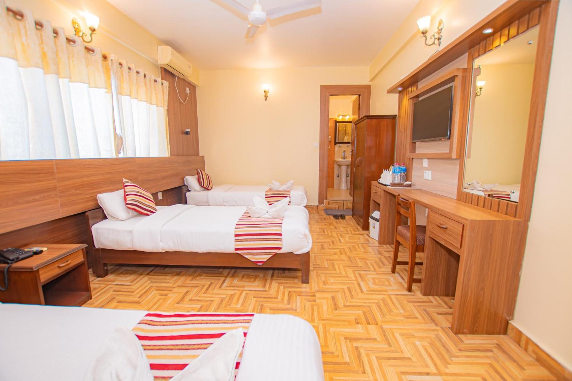 Hotel Crystal Palace Pokhara Esterno foto