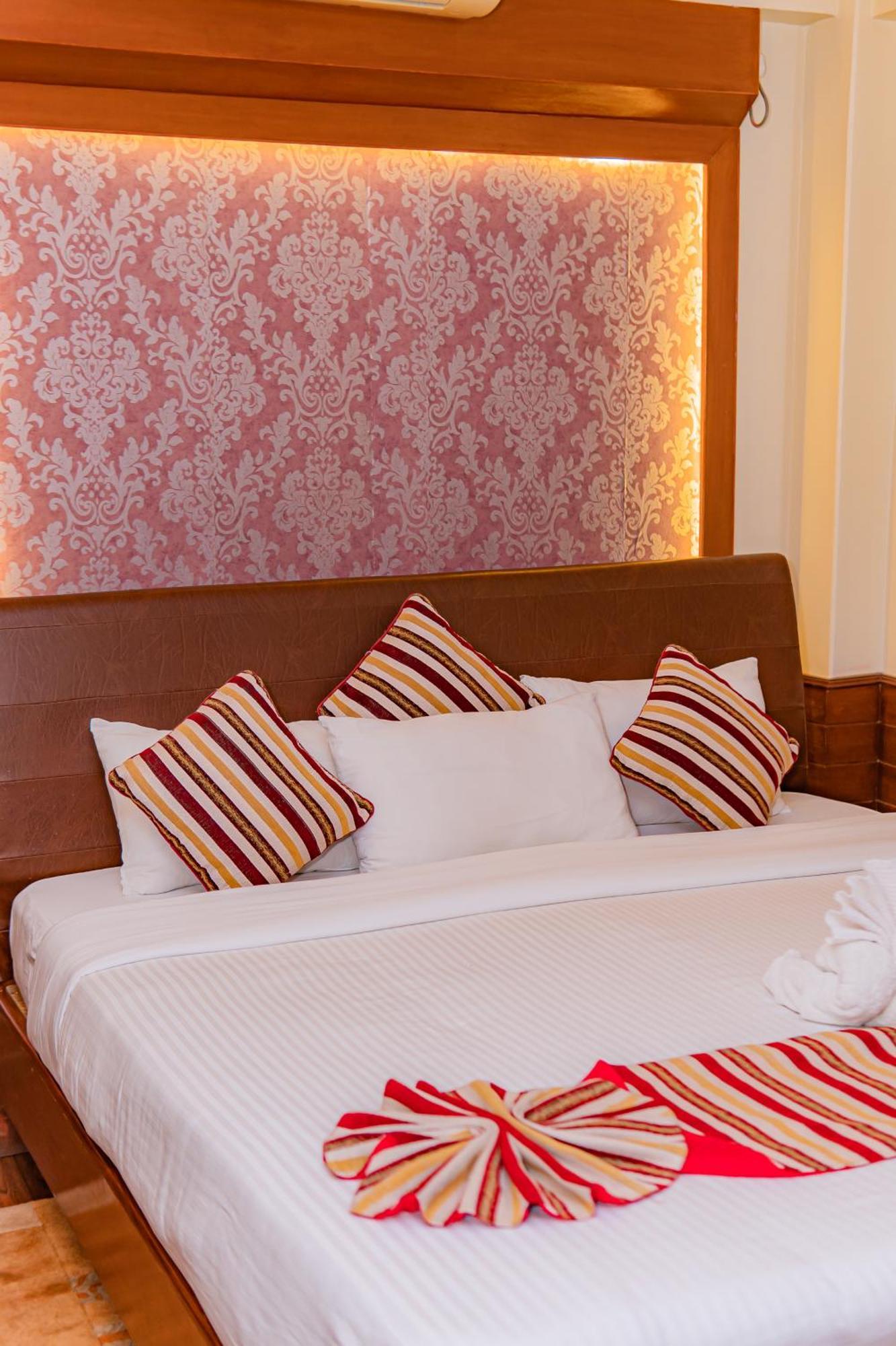 Hotel Crystal Palace Pokhara Esterno foto